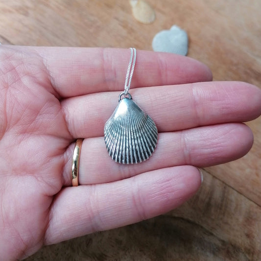 Scallop shell pendant