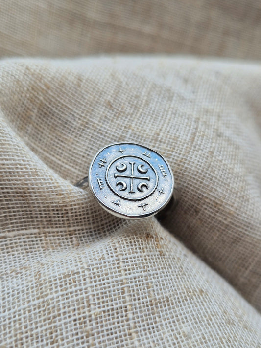 Banlaoch coin ring - size Q