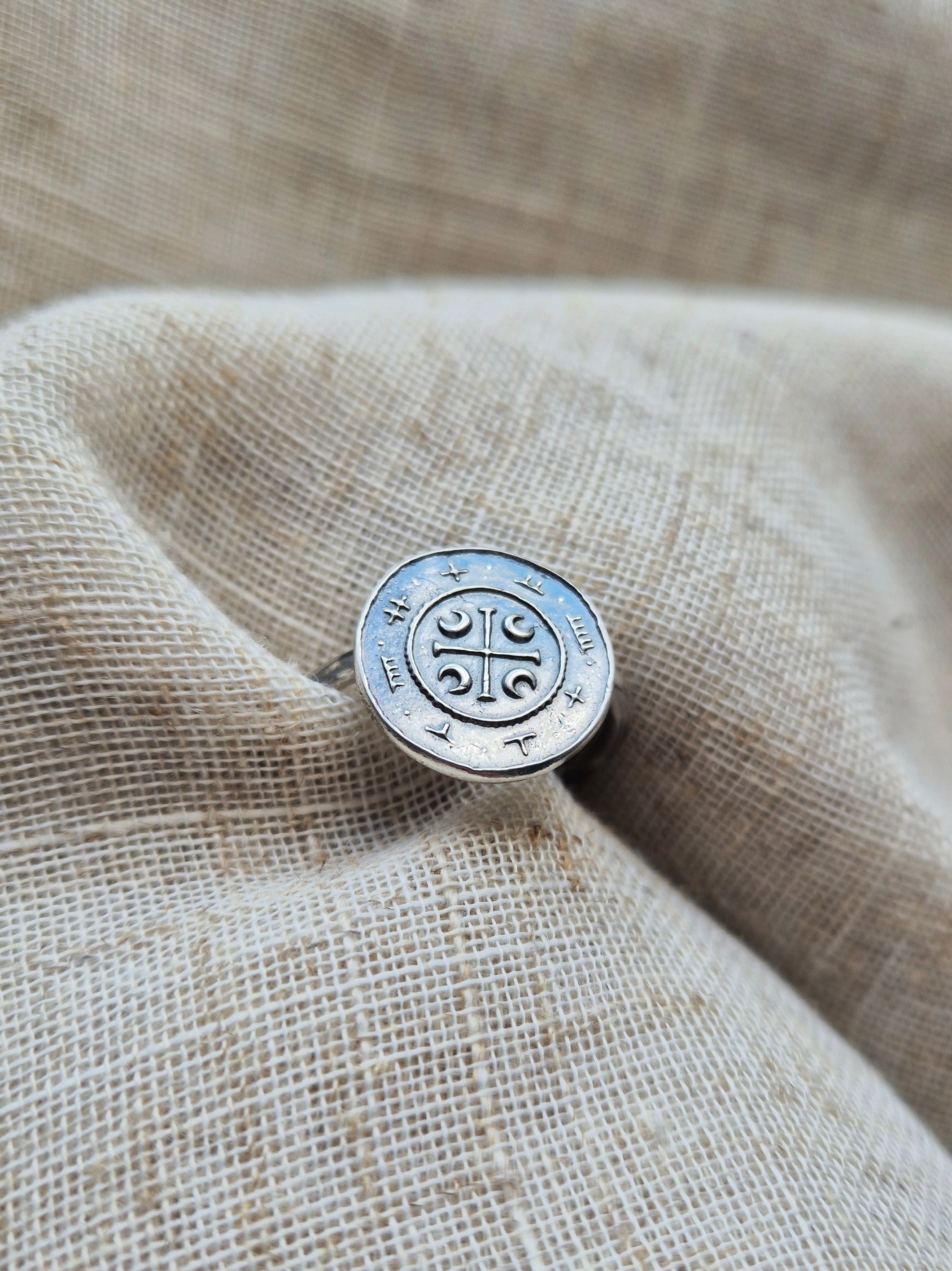 Banlaoch coin ring - size Q