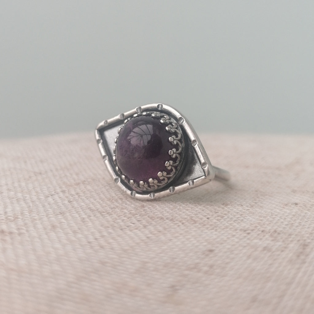 Amethyst eye ring - size M - one available