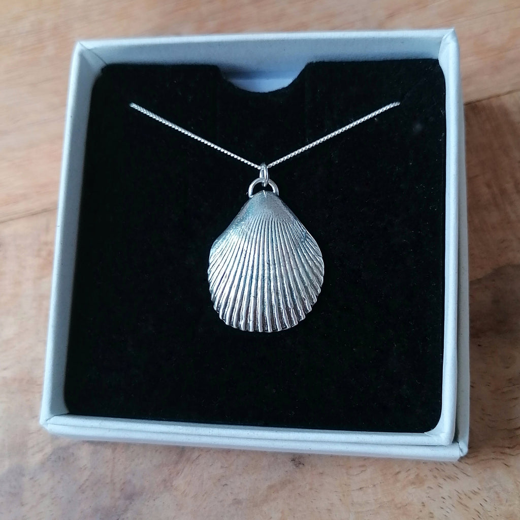 Scallop shell pendant